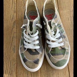 Jellypop Camouflage Sneaker Size 8-1/2 M